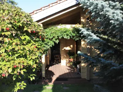 Blockhaus-Eingang zur Gästeterasse