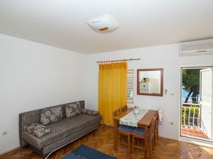 23941051-Ferienwohnung-4-Drvenik-300x225-2