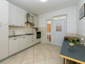 18324037-Ferienwohnung-11-Drvenik-300x225-1