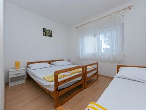 18324037-Ferienwohnung-11-Drvenik-300x225-4