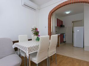 18322154-Ferienwohnung-5-Drvenik-300x225-3