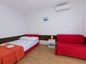 18323246-Ferienwohnung-3-Drvenik-300x225-5