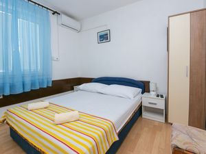 18322123-Ferienwohnung-2-Drvenik-300x225-3