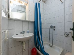 18322123-Ferienwohnung-2-Drvenik-300x225-5