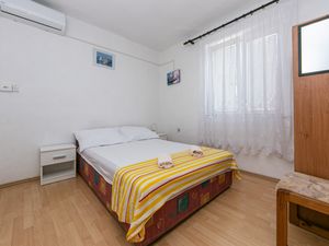 18323394-Ferienwohnung-2-Drvenik-300x225-0