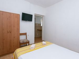 18323394-Ferienwohnung-2-Drvenik-300x225-3