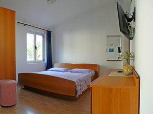 18321432-Ferienwohnung-3-Drvenik-300x225-2