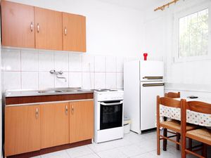 19129668-Ferienwohnung-4-Drvenik-300x225-4