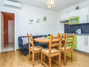 23727070-Ferienwohnung-5-Dugi Rat-300x225-1