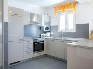 23736336-Ferienwohnung-4-Dugi Rat-300x225-4