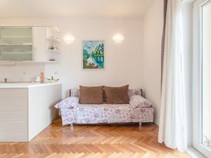 18321639-Ferienwohnung-4-Dugi Rat-300x225-1