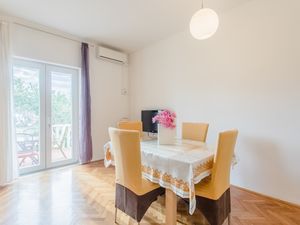 18321639-Ferienwohnung-4-Dugi Rat-300x225-2