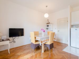 18321639-Ferienwohnung-4-Dugi Rat-300x225-3