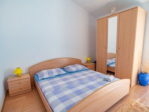 18322373-Ferienwohnung-4-Dugi Rat-300x225-3