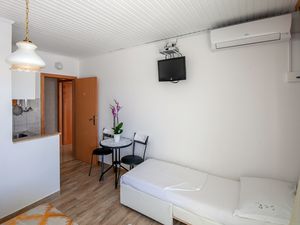 18324060-Ferienwohnung-3-Dugi Rat-300x225-1