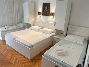 18323921-Ferienwohnung-4-Dugi Rat-300x225-3