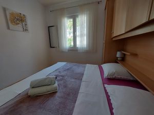 18511530-Ferienwohnung-4-Dugi Rat-300x225-5