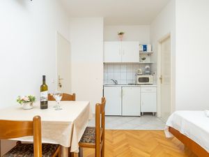 18555397-Ferienwohnung-3-Dugi Rat-300x225-1