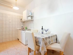 18555639-Ferienwohnung-2-Dugi Rat-300x225-1