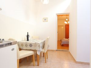 18555639-Ferienwohnung-2-Dugi Rat-300x225-2