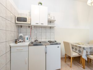 18555639-Ferienwohnung-2-Dugi Rat-300x225-3