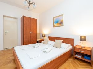 18555639-Ferienwohnung-2-Dugi Rat-300x225-5