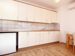 18694230-Ferienwohnung-4-Dugi Rat-300x225-3