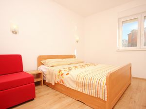 18689513-Ferienwohnung-3-Dugi Rat-300x225-4