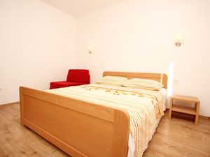 18689513-Ferienwohnung-3-Dugi Rat-300x225-5