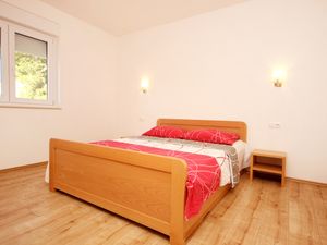 18689514-Ferienwohnung-4-Dugi Rat-300x225-4