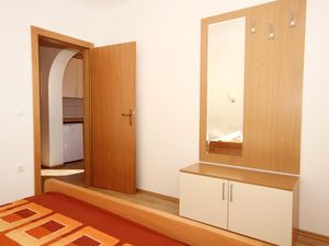 18689516-Ferienwohnung-4-Dugi Rat-300x225-5