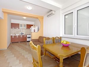 18953251-Ferienwohnung-4-Dugi Rat-300x225-2