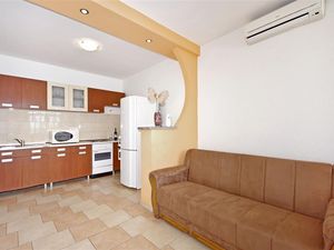 18953251-Ferienwohnung-4-Dugi Rat-300x225-3