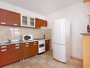 18953251-Ferienwohnung-4-Dugi Rat-300x225-5