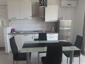 19209002-Ferienwohnung-3-Dugi Rat-300x225-5