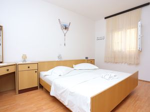 21666473-Ferienwohnung-6-Dugi Rat-300x225-5