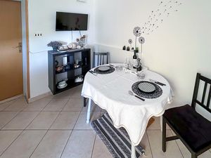 23747607-Ferienwohnung-2-Dugi Rat-300x225-3