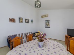 18954825-Ferienwohnung-4-Dugi Rat-300x225-4