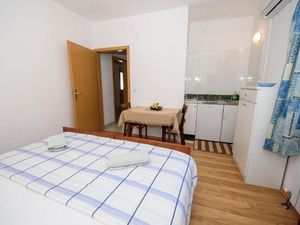 23932040-Ferienwohnung-8-Dugi Rat-300x225-5