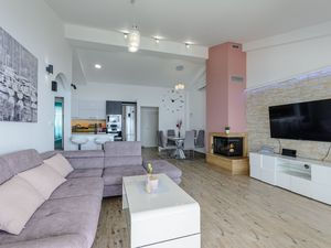 24058512-Ferienwohnung-7-Dugi Rat-300x225-5