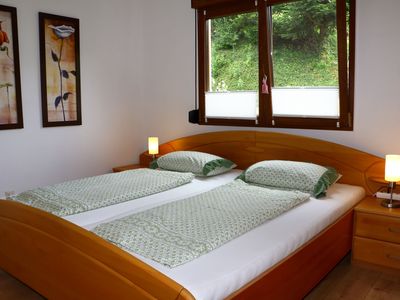 Schlafzimmer mit Doppelbett