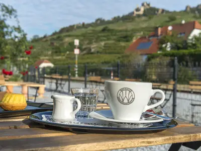 Terrasse mit Blick auf die Ruine