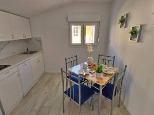 22954907-Ferienwohnung-4-Duće-300x225-4