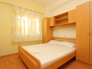 22628893-Ferienwohnung-4-Duće-300x225-5