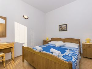 23940539-Ferienwohnung-5-Duće-300x225-2