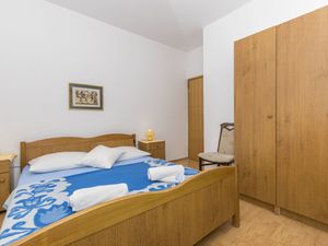 23940539-Ferienwohnung-5-Duće-300x225-5