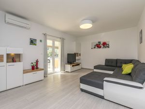 23942603-Ferienwohnung-6-Duće-300x225-4