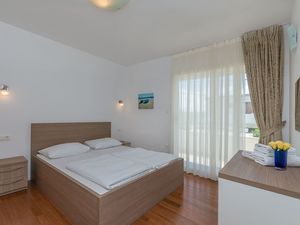 23944173-Ferienwohnung-4-Duće-300x225-2