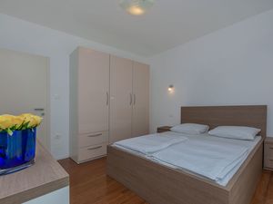 23944173-Ferienwohnung-4-Duće-300x225-5