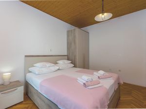 23946111-Ferienwohnung-4-Duće-300x225-5